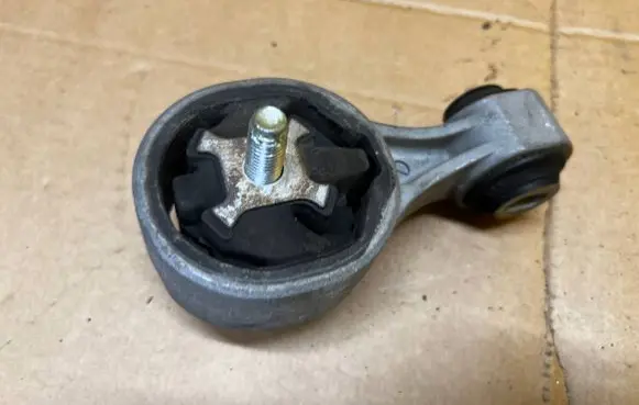 Renault Koleos II Engine mount vacuum valve 113504BA0A