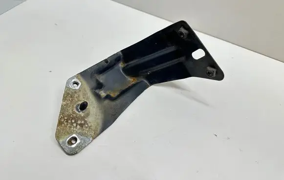 Seat Altea XL Fender mounting bracket 5P0821136