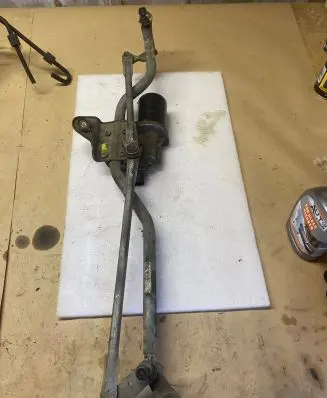 Front wiper linkage and motor