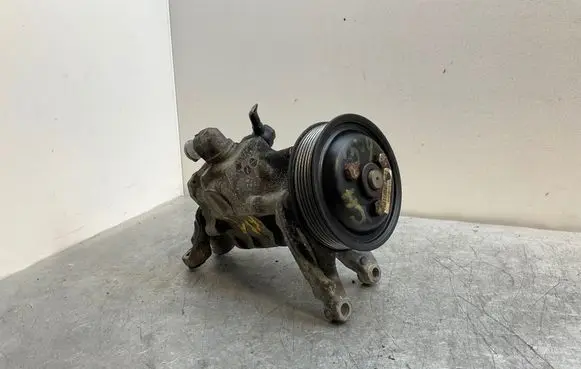 BMW 5 E60 E61 Power steering pump 6776834 7558757