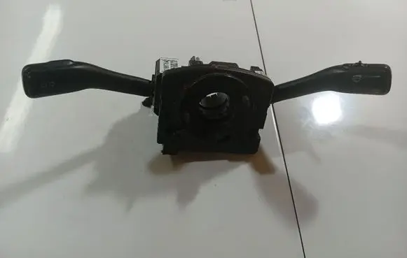 Wiper turn signal indicator stalk/switch
