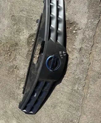 Nissan Note (E11) Front bumper upper radiator grill 623109U000