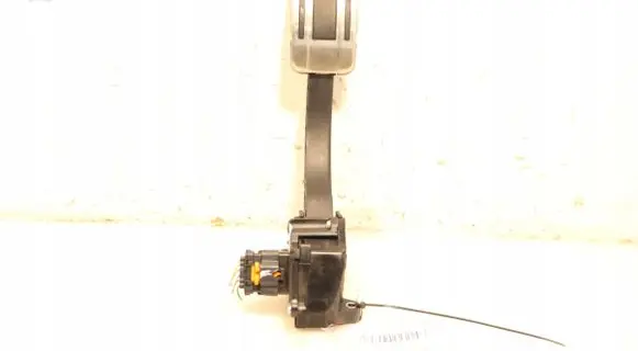 Accelerator throttle pedal