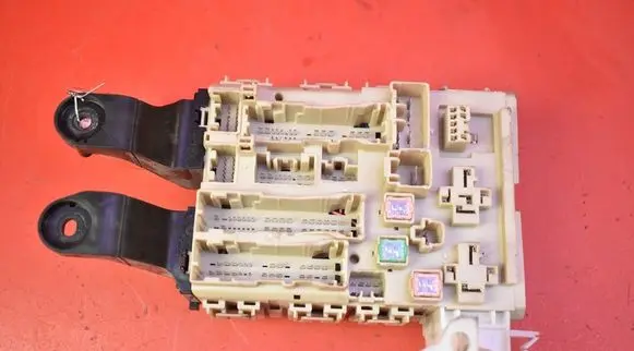 Toyota Avensis T270 Fuse box set 8273005J60