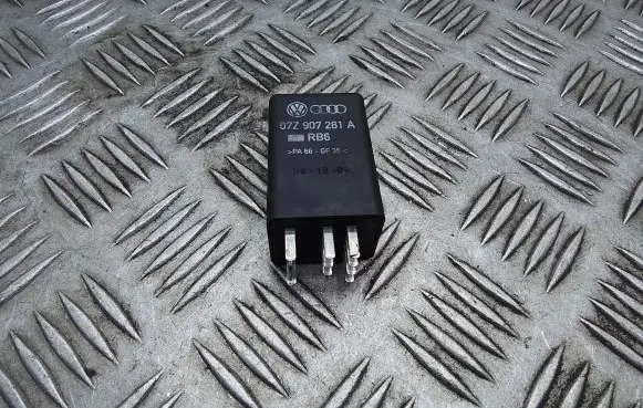Volkswagen Transporter - Caravelle T5 Glow plug pre-heat relay 07Z907281A 0281003031