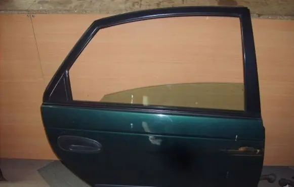 Toyota Avensis T220 Rear door