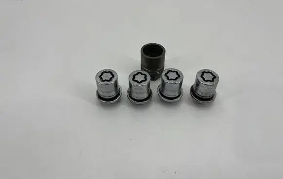 Jaguar XK8 - XKR Anti-theft wheel nuts and lock 