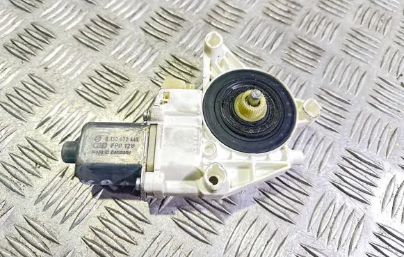 Mercedes-Benz C W204 Front door window regulator motor A2048200142