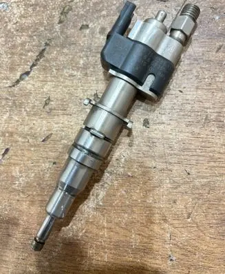 BMW 5 E60 E61 Fuel injector 7585261 10181010