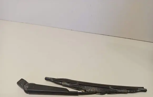 Rear wiper blade arm