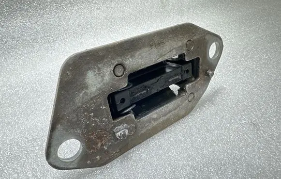 Volvo XC90 Engine mount bracket 30748811