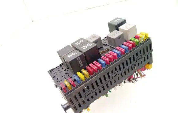 Volkswagen Transporter - Caravelle T4 Fuse module 141951253B