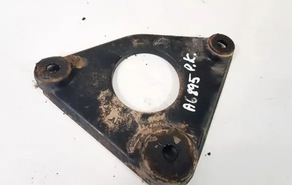 Nissan X-Trail T30 Engine mounting bracket