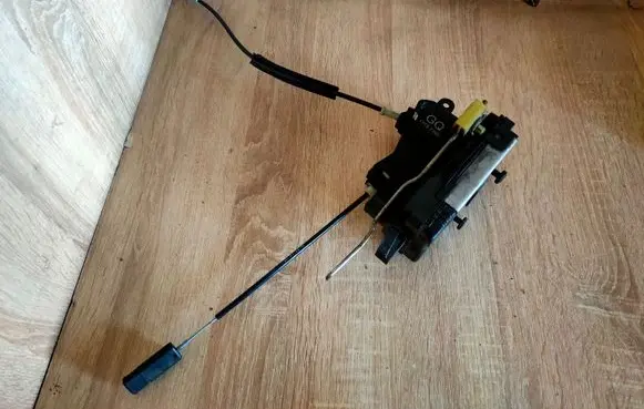 Opel Signum Front door lock 13157762