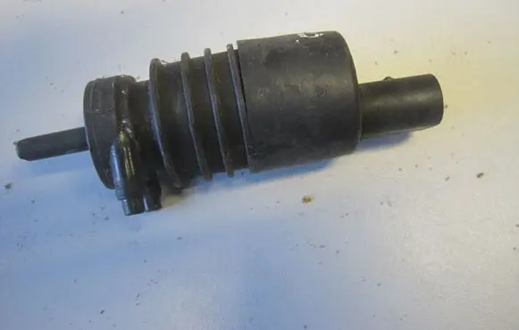 Mitsubishi Outlander Windscreen/windshield washer pump 3043125