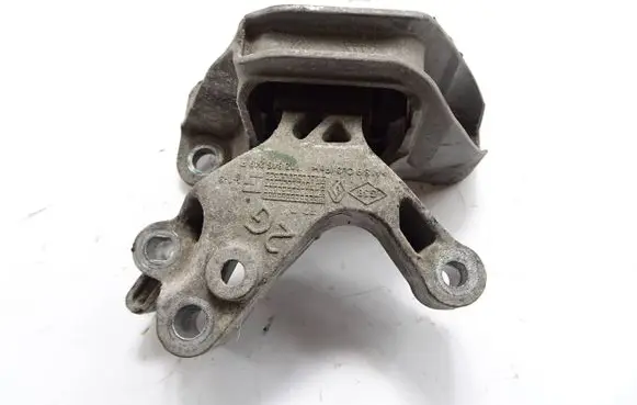 Engine mount vacuum valve
