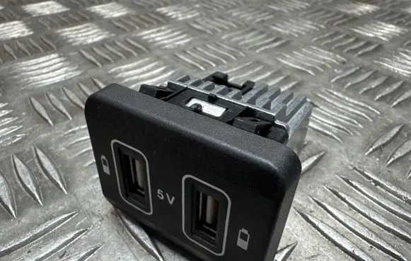 Mercedes-Benz E W213 USB socket connector A2138207701 22090844