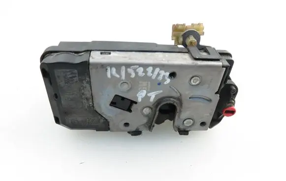Opel Zafira B Rear door lock 13210739