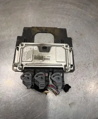 Peugeot 307 Engine control unit/module 0261206943 ME74435 9638765680