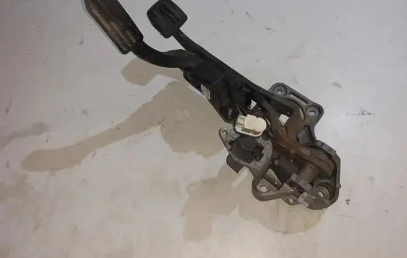 Volvo XC70 Accelerator throttle pedal 6G929F836CD