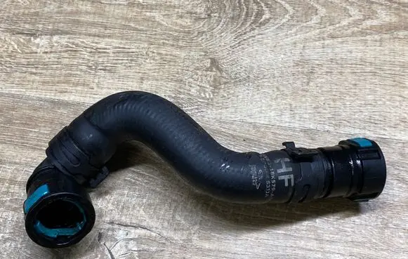 Jaguar F-Type Engine coolant pipe/hose 8W8318K579A
