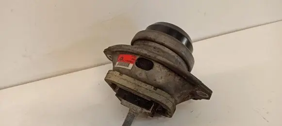 Engine mount vacuum valve