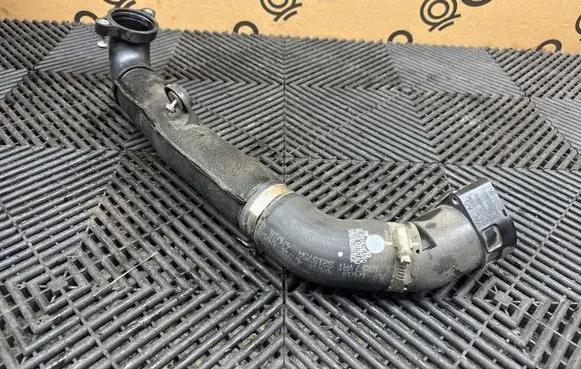 Volkswagen PASSAT B8 Intercooler hose/pipe 1143 04L145762AD 04L145828D