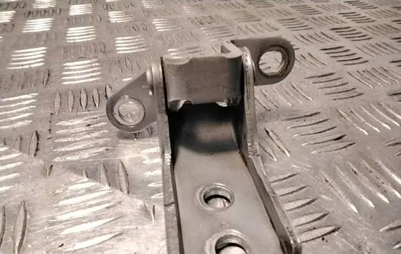 Toyota Avensis T250 Front door upper hinge