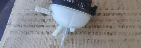 Mercedes-Benz E C207 W207 Coolant expansion tank/reservoir A2045000549