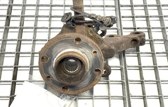 Front wheel hub spindle knuckle