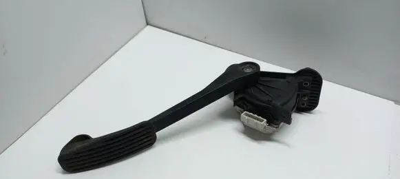 Volvo V70 Accelerator throttle pedal 30636003