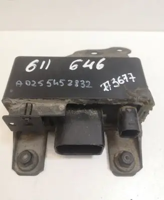 Mercedes-Benz E W211 Glow plug pre-heat relay A0255452832 A0005453516