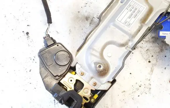 Hyundai Trajet Front door lock