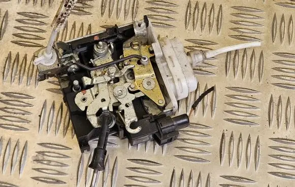 Audi A4 S4 B5 8D Front door lock 8D1837015F