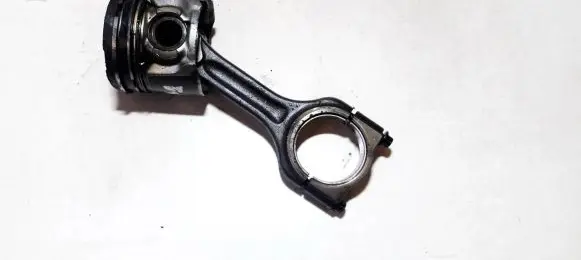 Ford Focus Piston with connecting rod 619