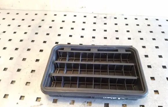 BMW X3 E83 Quarter panel pressure vent 