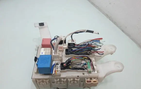 Toyota Verso Fuse module 827300F051C