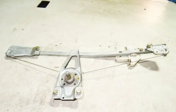Rear door manual window regulator