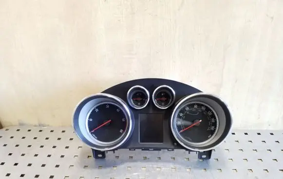 Opel Zafira C Speedometer (instrument cluster) 769166750U 13460585 600775881