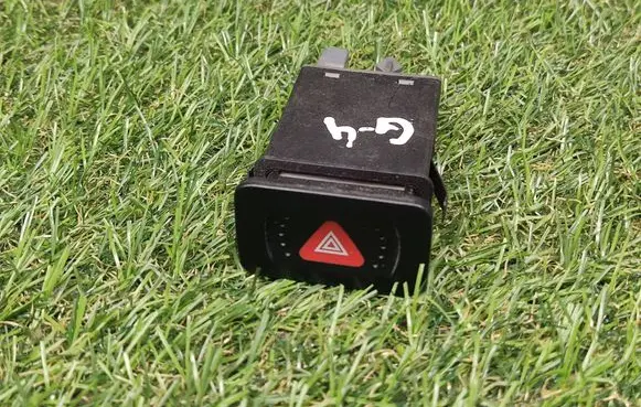 Volkswagen Golf IV Hazard light switch 1J0953235 PNT60D01
