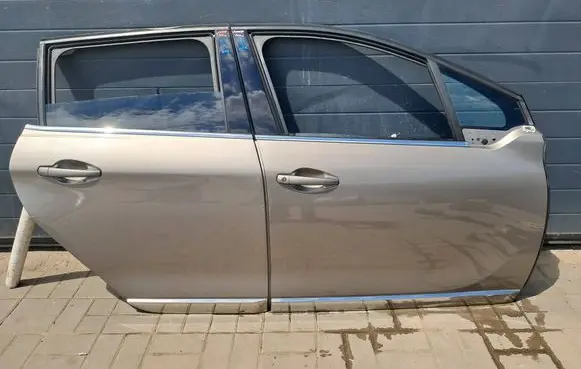 Peugeot 2008 I Front door