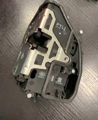 BMW 1 E81 E87 Front door lock 7059967