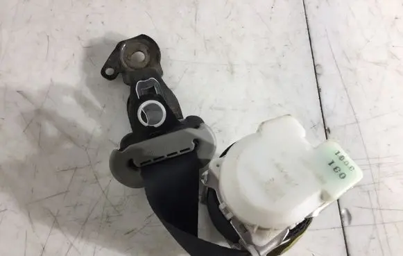 Toyota Yaris Middle seatbelt (rear) H073811