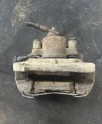 Volkswagen PASSAT B6 Front brake caliper