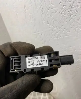 Chrysler Grand Voyager IV Airbag deployment crash/impact sensor 04727069AD 3996301125 100904