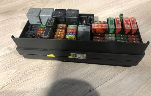 Mercedes-Benz R W251 Fuse module A1645402372 5072426 13583853