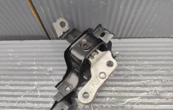 Toyota Yaris XP210 Engine mount vacuum valve YARISIVPODUSZKA