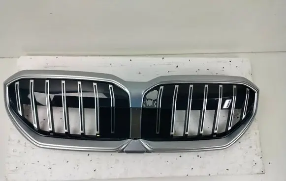 BMW 5 G60 Front bumper upper radiator grill 8084683