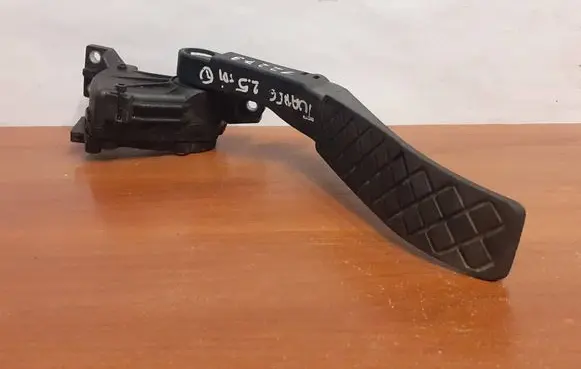 Volkswagen Touareg I Accelerator throttle pedal 7L6723507 6PV00777024