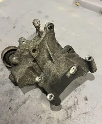 Hyundai Tucson JM Generator/alternator bracket 